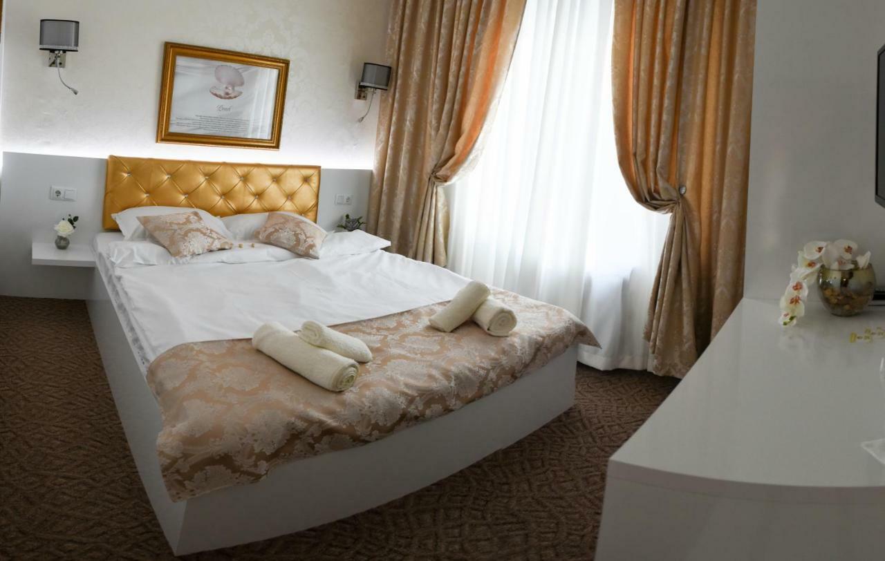 Golden Apartment *