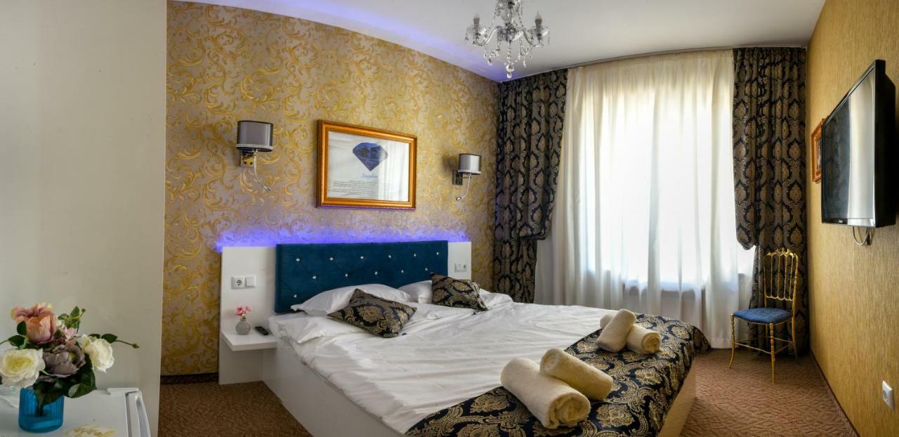 Golden Apartment *