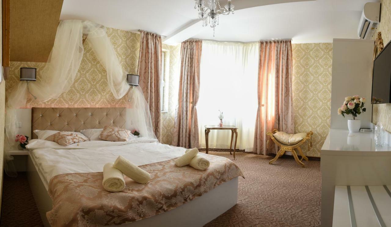 Golden Apartment